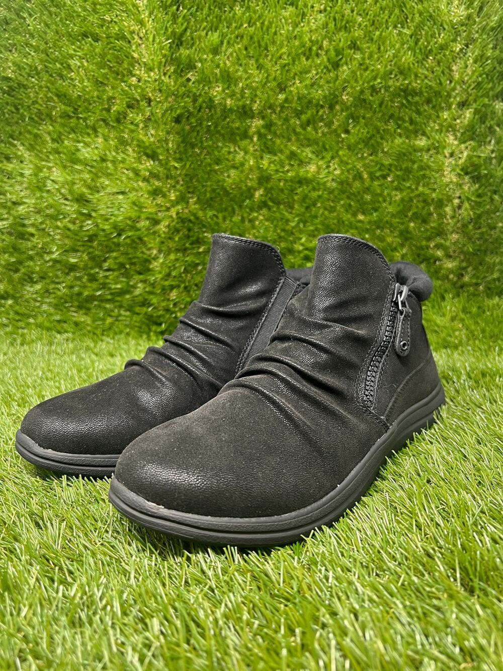 Clarks Women's 8.5M Black Breeze Path Scrunch Booties
